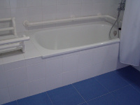 Bañera adaptada con espacio para trasferencia