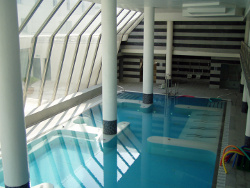 Piscina con ayudas técnicas para su acceso