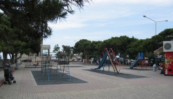 Vista general de un parque infantil con rutas accesibles
