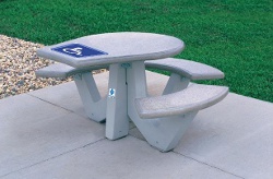 Mesa con espacio reservado que permite el acercamiento