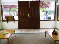 Vestíbulo con espacio libre que permite el giro en silla de ruedas