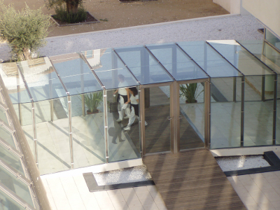 Acceso mediante rampas de color contrastado a una pasarela