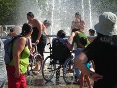 Varias personas divirtiéndose en una fiesta de agua