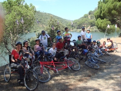 Grupo de personas con diferentes discapacidades en bicicleta por la montaña