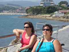 Dos mujeres disfrutando un día de sol en la costa