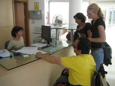 Mostrador de atención al público adaptado permitiendo el acercamiento en silla de ruedas y la visión directa