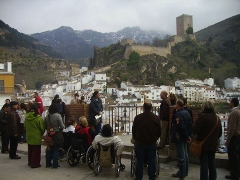 Varias personas objservando la ciudad de Jaén desde un mirador