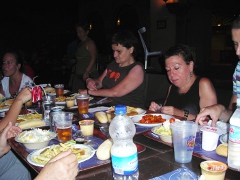 Grupo de personas comiendo