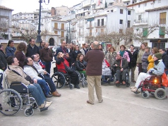 Grupo de personas con diferentes problemas de movilidad en una visita turística a la ciudad de Jaén