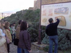 Grupo de personas observando un cartel de información turística