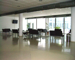 Zona de descanso con amplios espacios y sillones y mesas accesibles