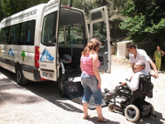 Vehículo de transporte adaptado con rampa para el acceso